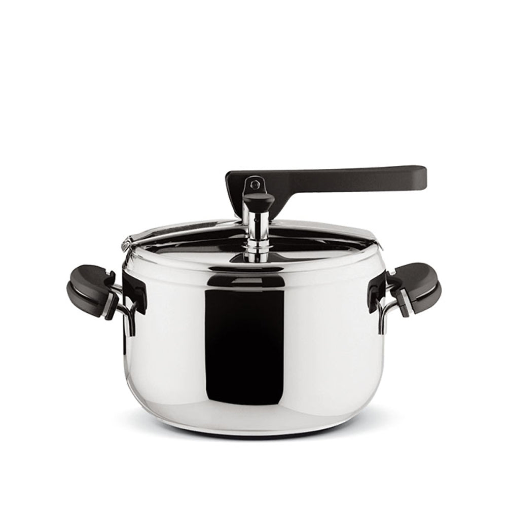 Pentola a pressione in acciaio inox lucido, con manico e pomolo neri, un design elegante e moderno.
