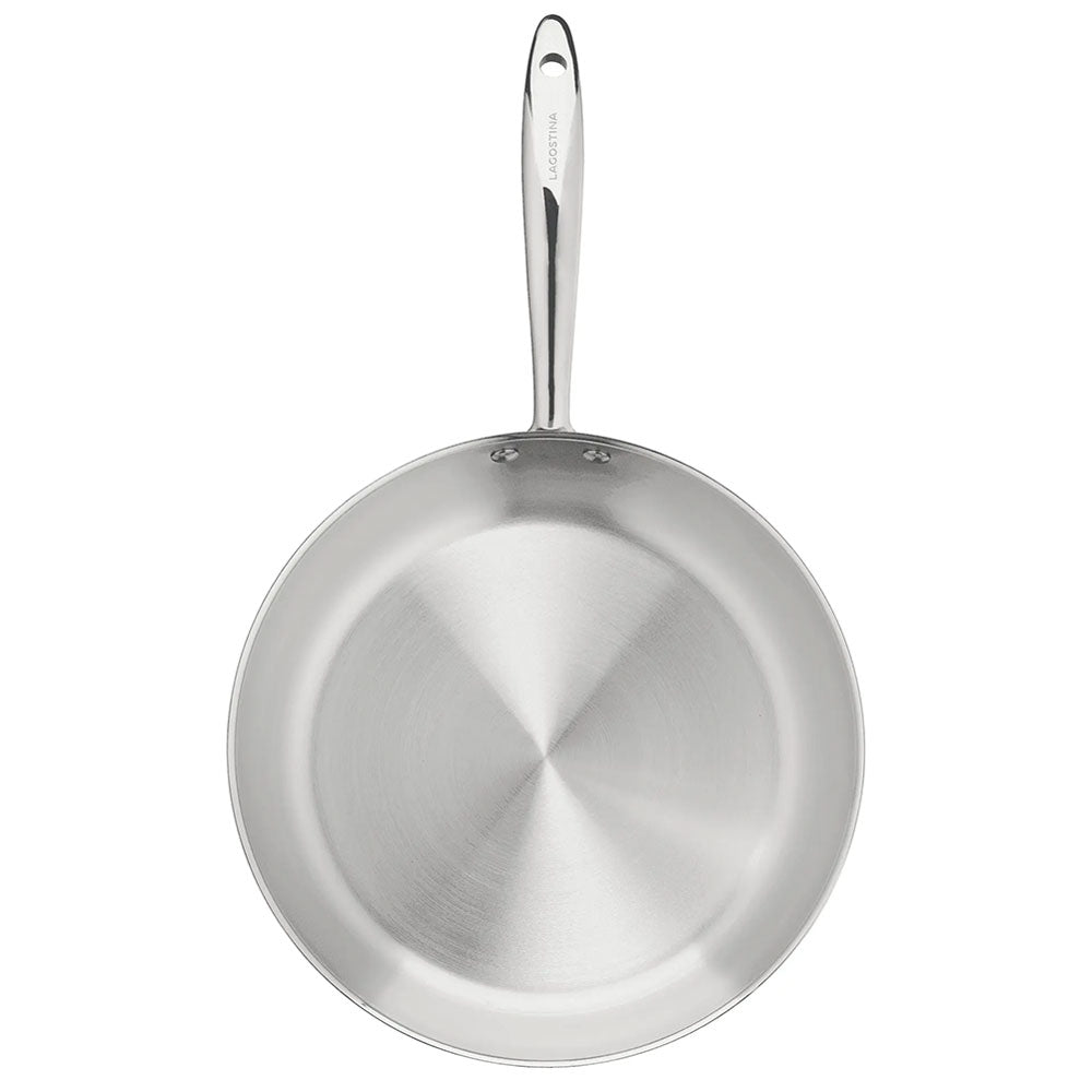 padella in acciaio inox lucido con manico lungo forato, sul manico scritta Lagostina, sfondo bianco