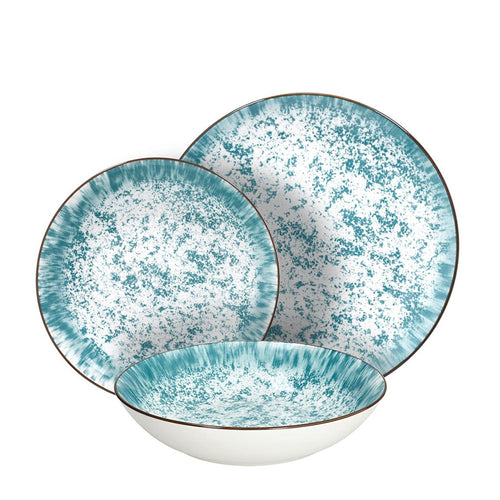 Set di tre piatti in ceramica bianca con decorazione blu smeraldo e bordo sottile marrone, fondo bianco isolato su sfondo chiaro.