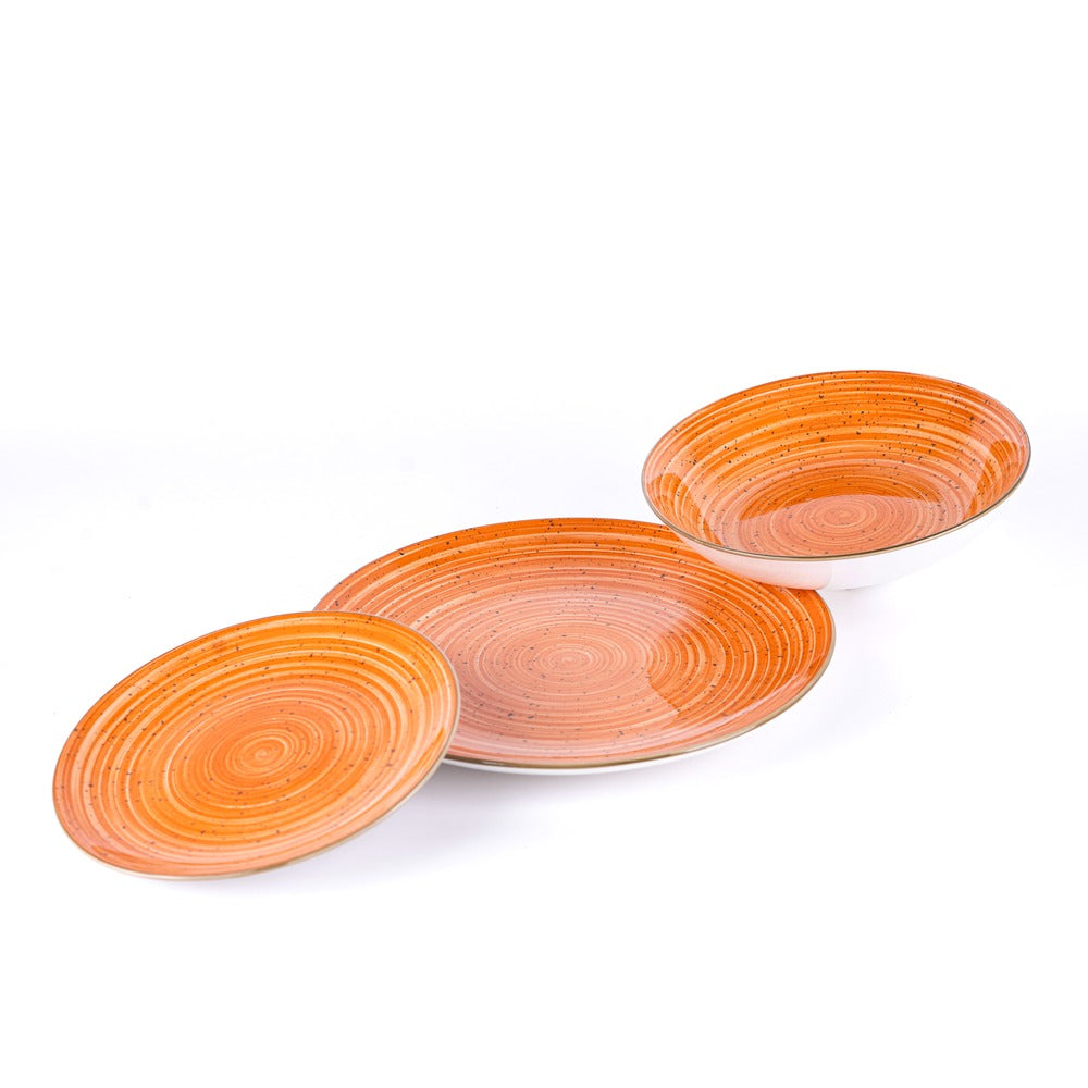 Set di tre piatti in ceramica di colore arancione, con motivi a spirale e bordi bianchi, su sfondo bianco.