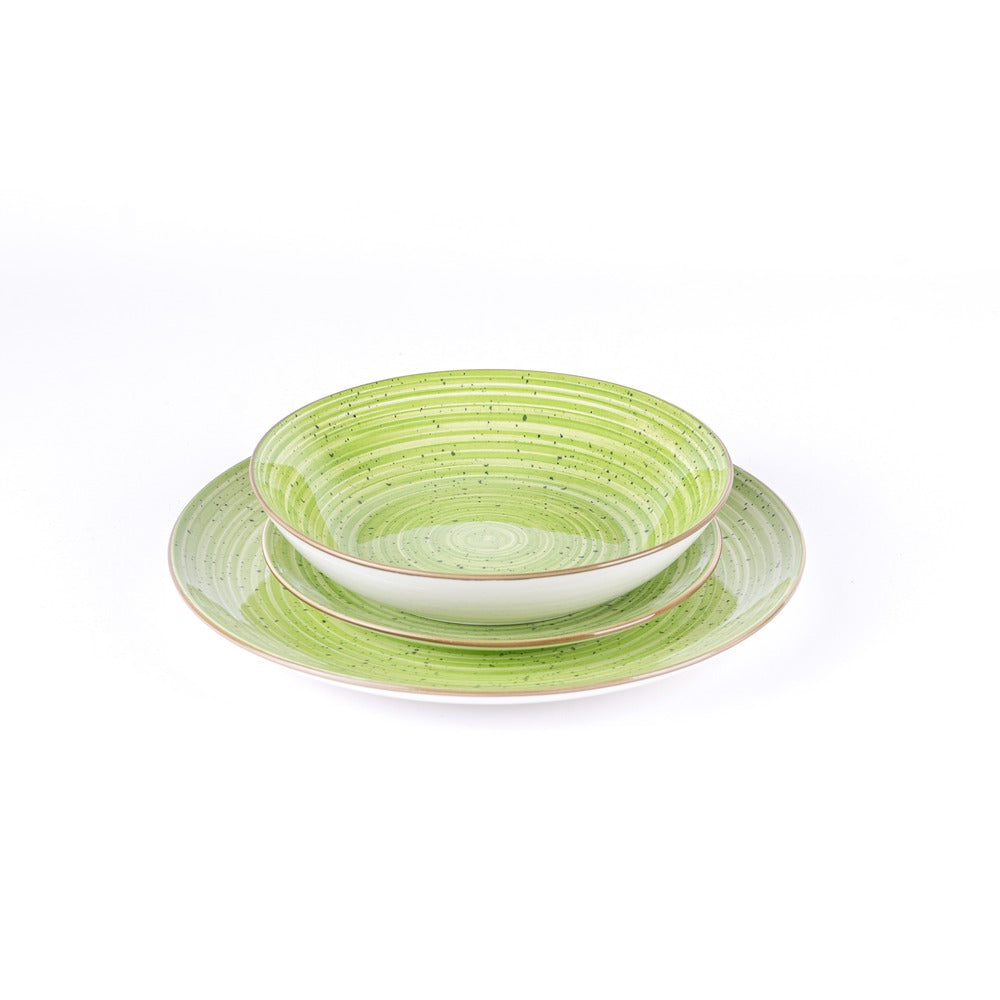 Set di piatti e ciotole in ceramica verde con motivi a spirale, variando dal chiaro allo scuro, con una bordatura fine.