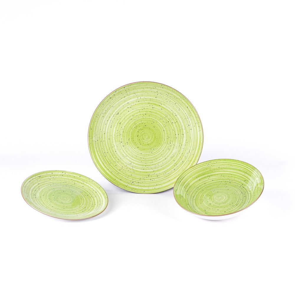 Tre piatti in ceramica verde pastello con motivi a spirale, uno grande al centro e due più piccoli ai lati, su sfondo bianco.