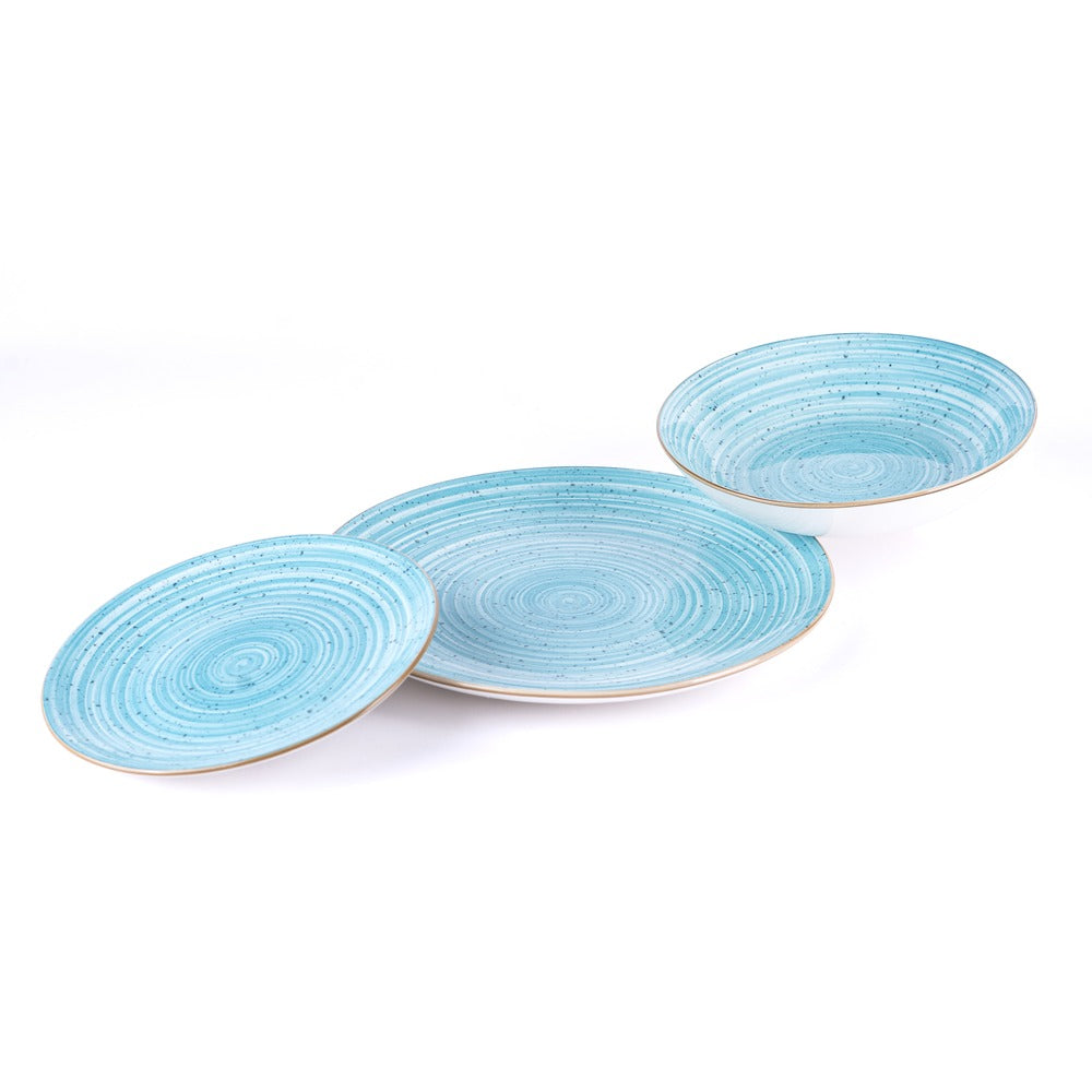 Tre piatti di ceramica, di forma tonda e colore azzurro, con motivi a spirale e bordo in oro.