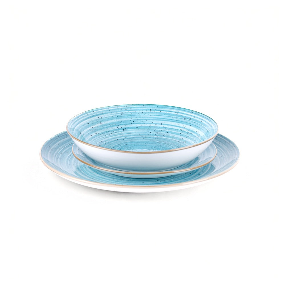 Set di piatti in ceramica blu con motivi a spirale, composto da un piatto fondo e un piatto piano, bordi dorati.
