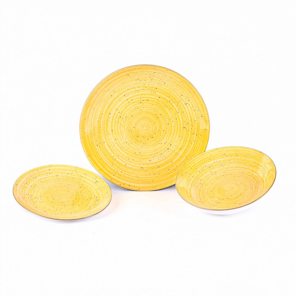 Set di piatti di ceramica gialla, decorati con motivi a spirale nera, composto da tre pezzi di varie dimensioni.