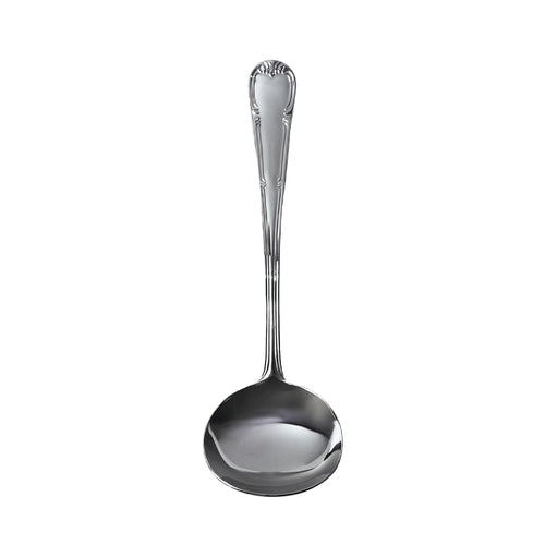 Glanzende stalen pollepel met versierde steel en licht concave ronde kom, witte achtergrond.