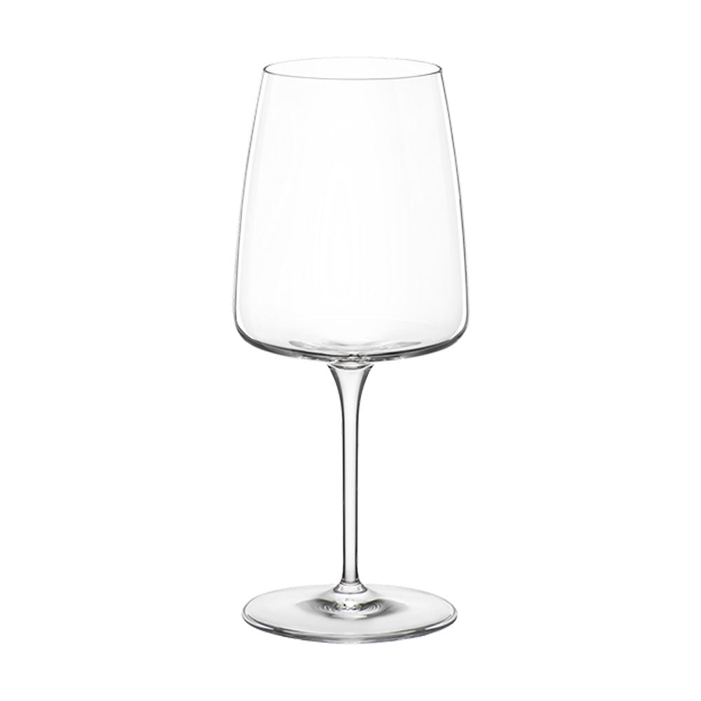 Vaso transparente de cristal con tallo fino y base redonda, fondo blanco neutro, forma cónica amplia hacia arriba