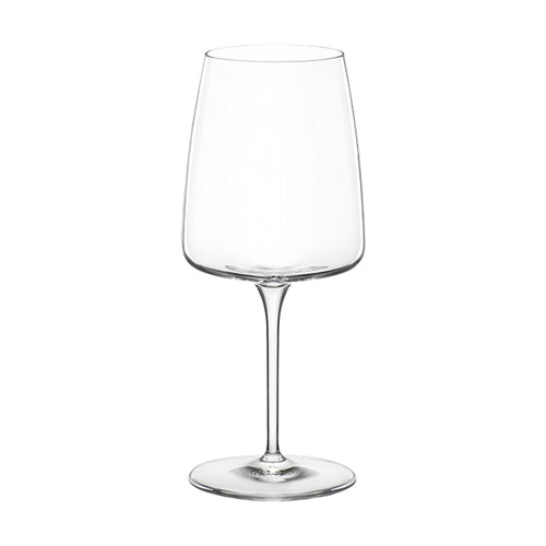 Transparentes Glas mit dünnem Stiel und runder Basis, neutraler weißer Hintergrund, breite nach oben weitende konische Form