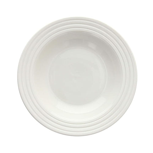 piatto fondo bianco rotondo in ceramica con bordo rigato leggermente rialzato su sfondo bianco