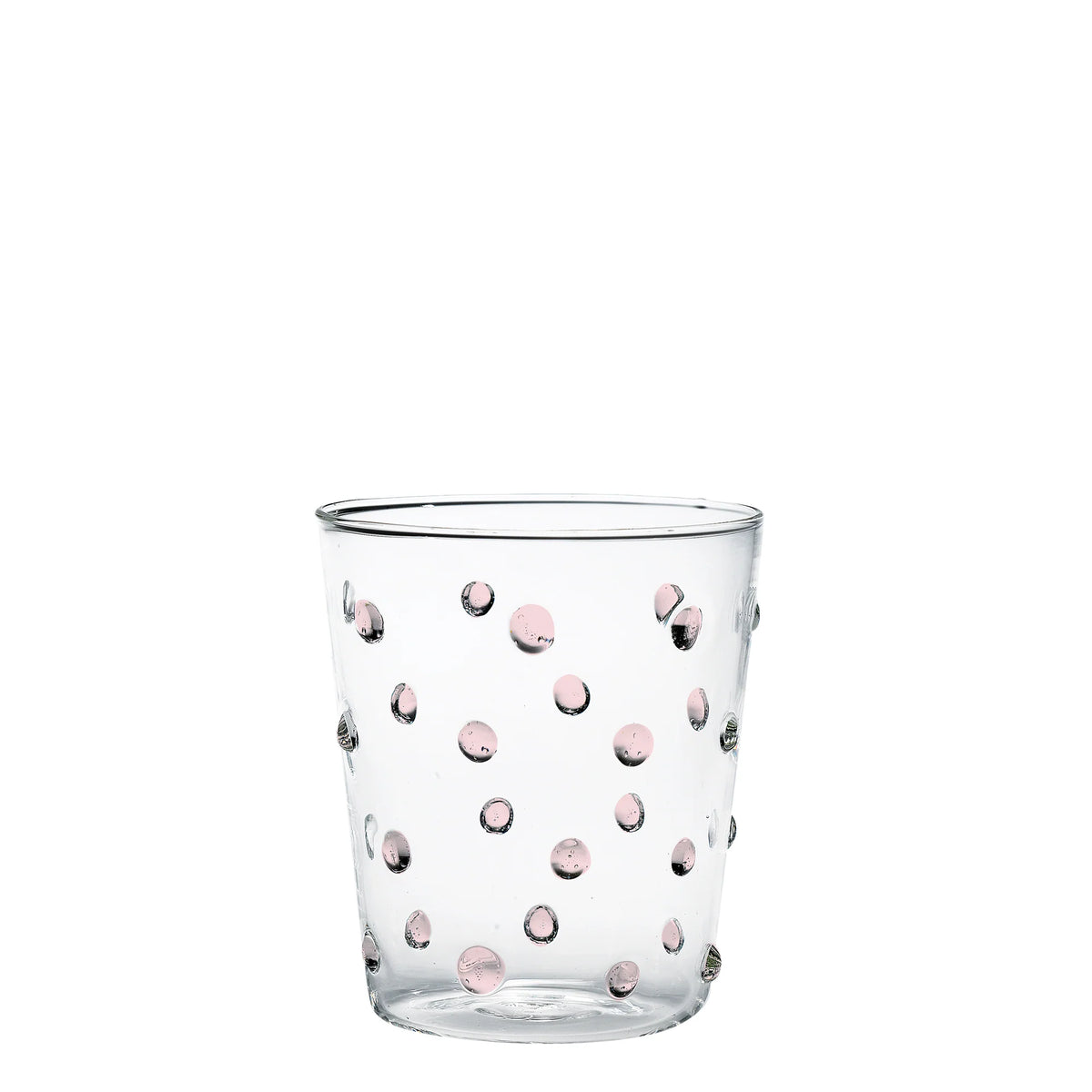 Bicchiere trasparente in vetro con piccoli rilievi rotondi rosa, forma conica leggermente svasata, sfondo bianco.