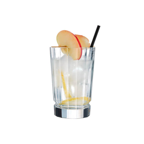 Cocktail trasparente in bicchiere alto con cubetti di ghiaccio, guarnito con fettine di mela rossa e una striscia di limone.
