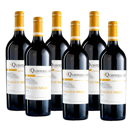 Sei bottiglie di vino con etichetta bianca e dorata, contenente il nome "Giallo d'Arles" e "Quintodecimo".