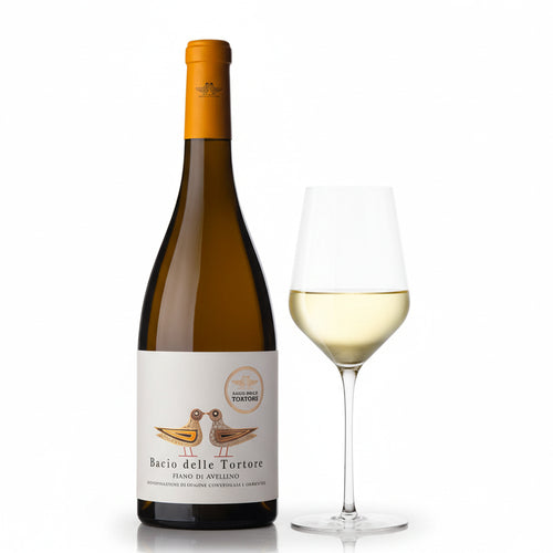 Bottiglia di vino bianco con etichetta decorata da due tortore stilizzate e calice trasparente con vino bianco chiaro su sfondo bianco.