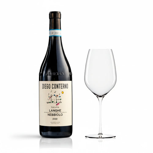 Bouteille de vin rouge Diego Conterno Langhe Nebbiolo 2022 avec étiquette beige, à côté d'un calice en verre transparent vide sur fond blanc.