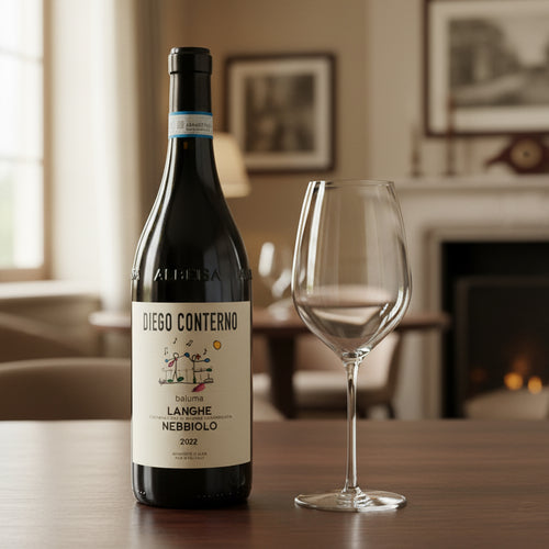 Bouteille de vin rouge Diego Conterno Langhe Nebbiolo 2022 avec étiquette beige et calice transparent sur table en intérieur élégant.