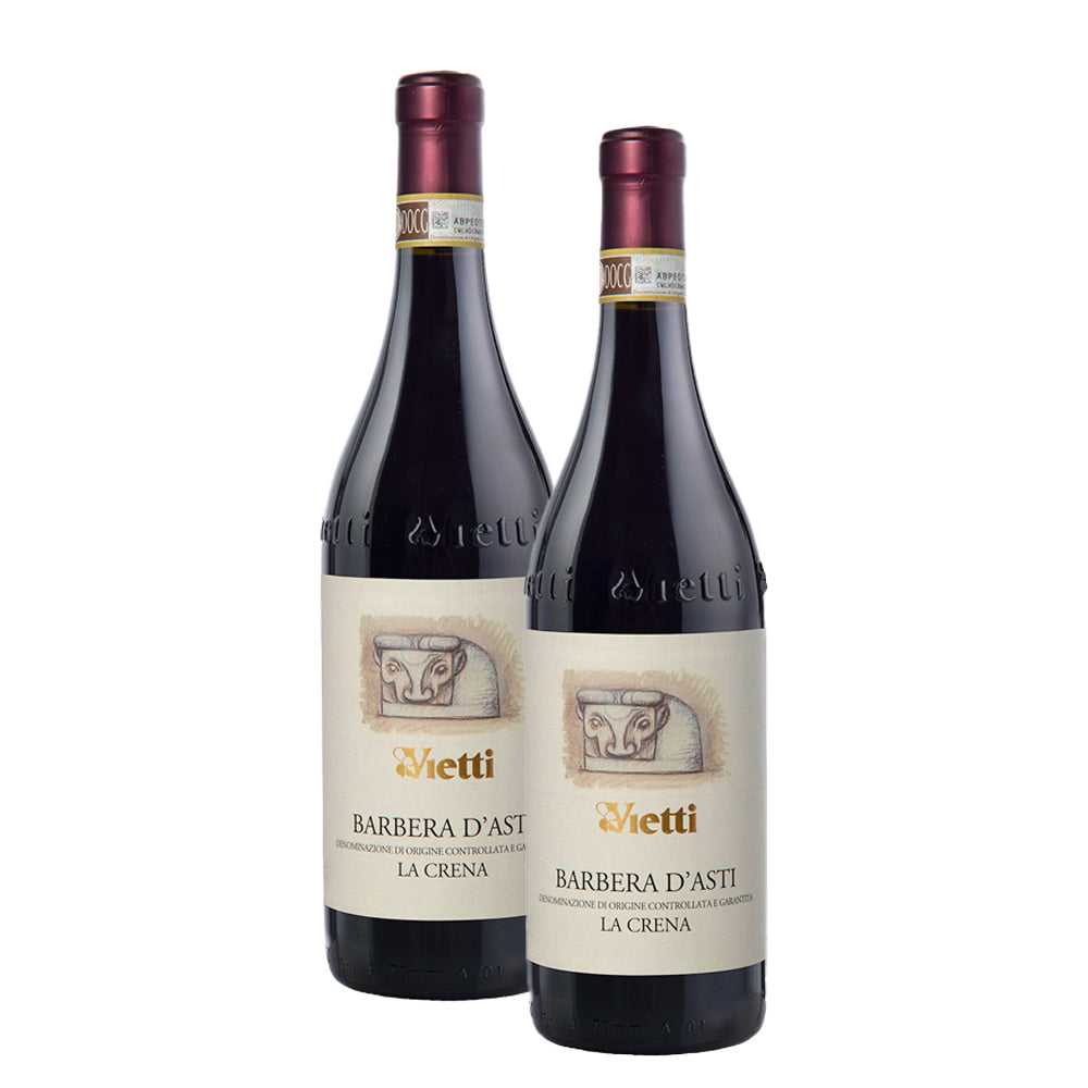 deux bouteilles de vin rouge Barbera d'Asti Vietti La Crena avec étiquette beige et bouchons bordeaux sur fond blanc