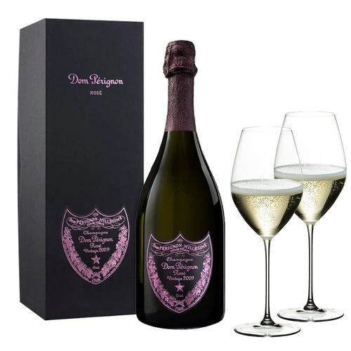 Bouteille et coffret noirs de champagne Dom Pérignon Rosé Vintage 2009 avec deux flûtes transparentes à champagne avec bulles.