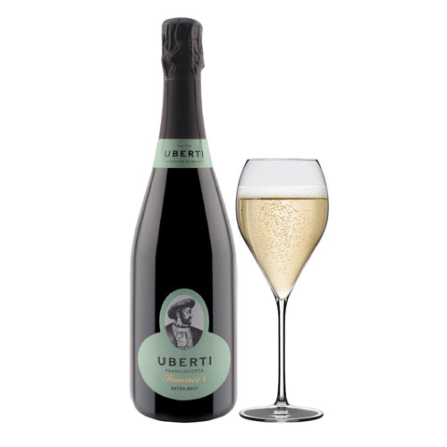 Bouteille noire Franciacorta Uberti avec étiquette verte et verre de vin mousseux clair avec bulles, fond blanc.