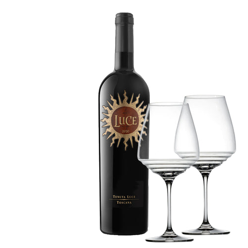 Bouteille de vin rouge Luce 2020 avec étiquette dorée et deux calices en verre transparent sur fond blanc.