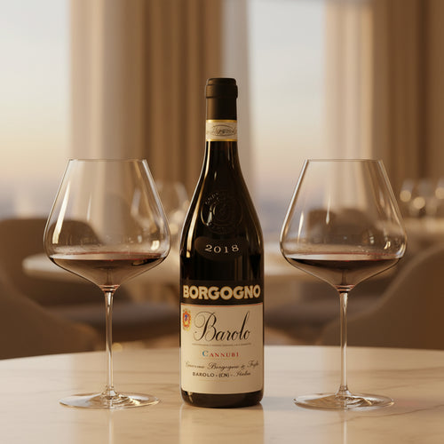 Bouteille de vin rouge Borgogno Barolo 2018 en verre sombre avec deux calices de vin rouge sur table en intérieur élégant.