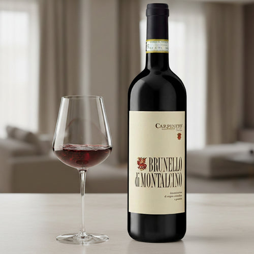 Brunello di Montalcino Rotweinflasche mit beigefarbenem Etikett, neben einem Weinglas, in eleganter Wohnumgebung.