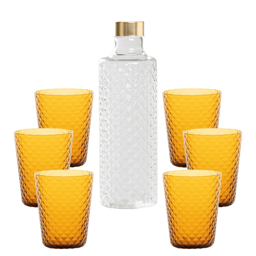 Botella transparente cilíndrica con tapón dorado, rodeada de seis copas naranjas de vidrio.