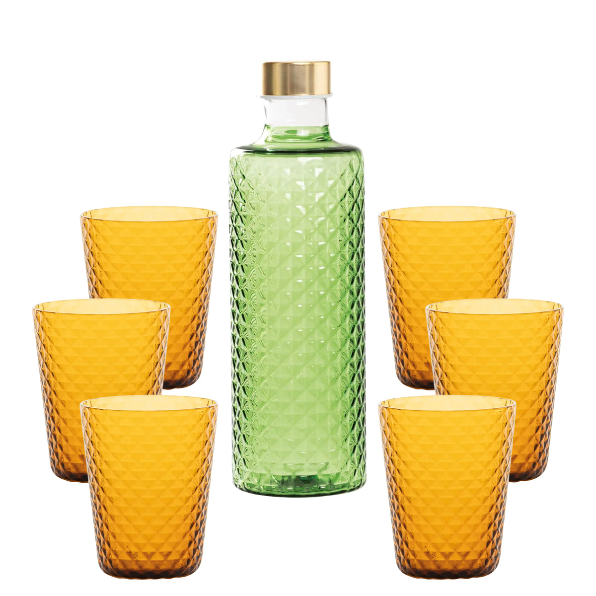 Botella verde con tapón dorado rodeada de seis copas naranjas, todas con superficie de rombos.