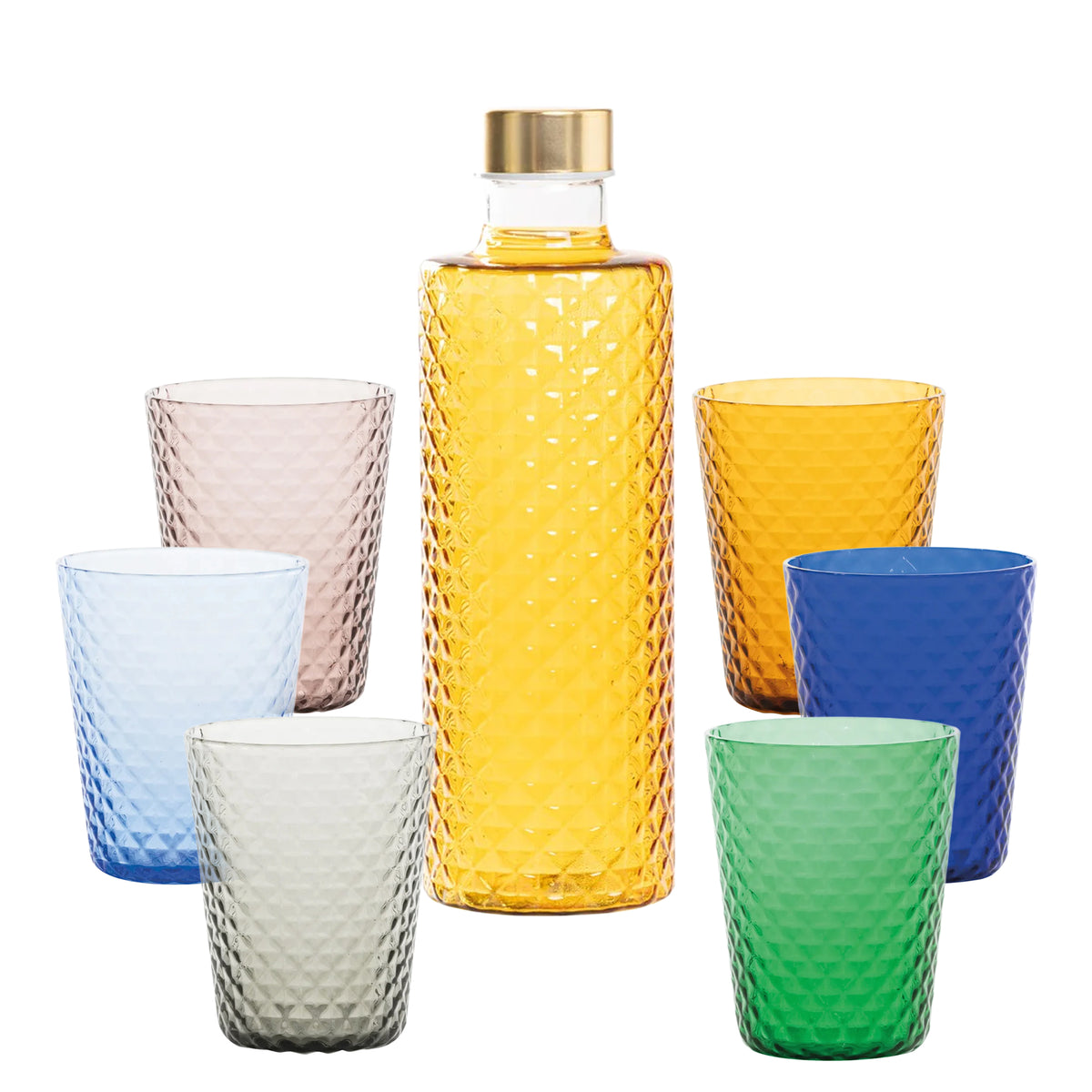 Botella de vidrio amarillo con tapón dorado, rodeada de seis copas de colores (azul, verde, rosa, transparente) en vidrio.