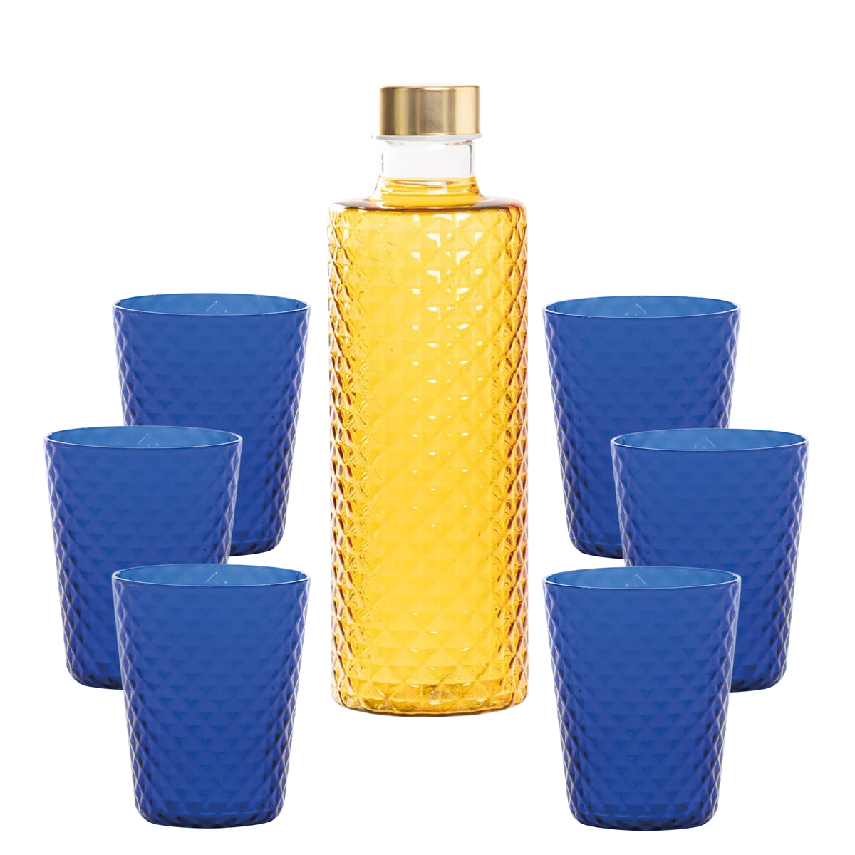Botella de vidrio transparente con tapón dorado y líquido amarillo, rodeada de seis copas azules con textura de rombos.