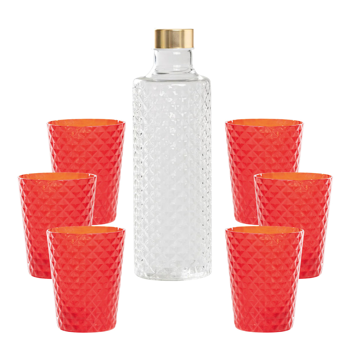 Botella de vidrio transparente con tapón dorado rodeada de seis copas rojas facetadas.