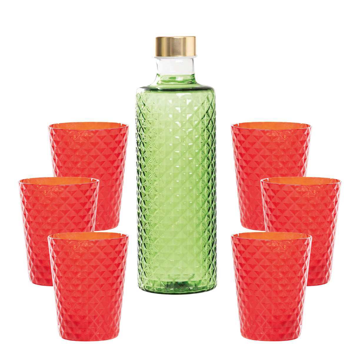 Botella verde con tapón dorado en el centro, rodeada de seis copas rojas con interior naranja y superficie geométrica.