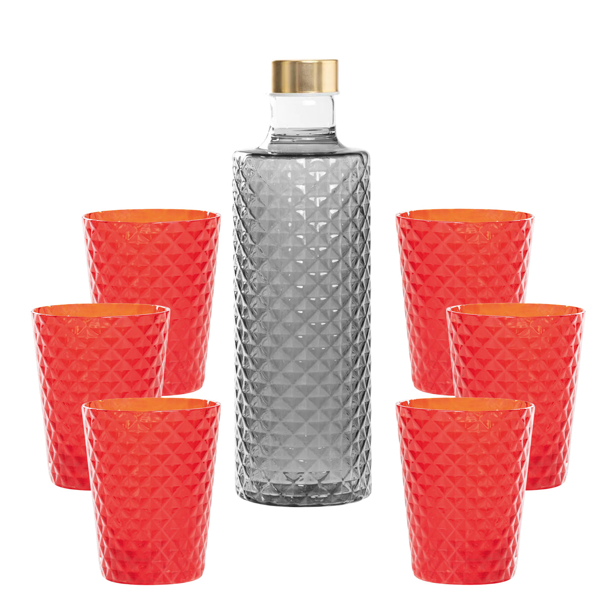 Botella transparente con tapón dorado y seis copas rojas decoradas en forma de diamante.