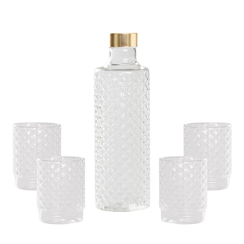 Botella de vidrio transparente con tapón dorado y cuatro copas a juego, todas con motivo de rombos.