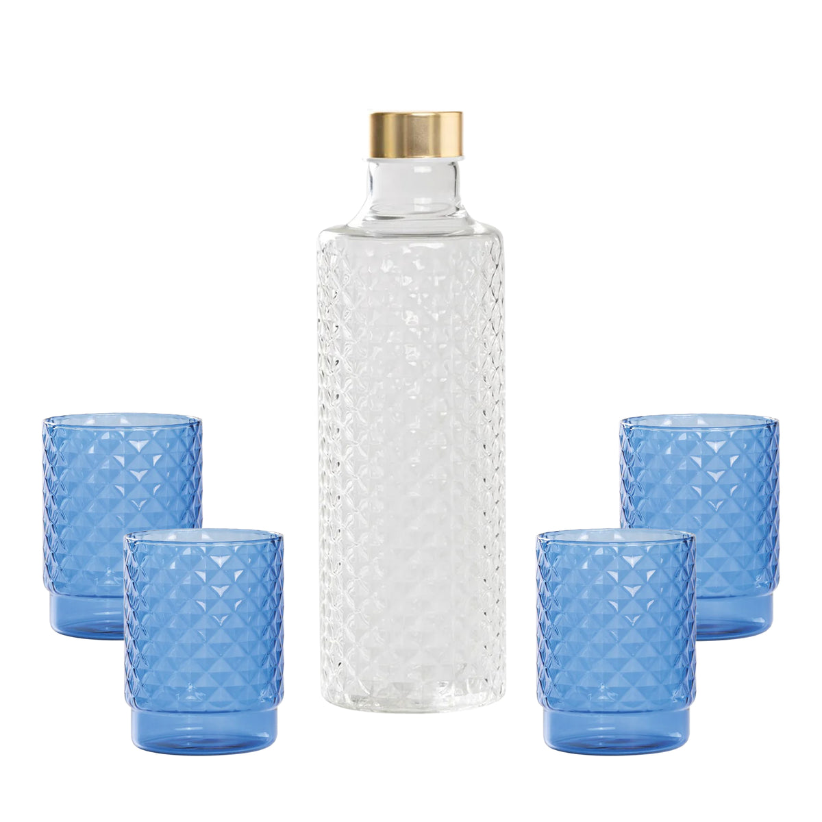 Bottiglia trasparente con tappo dorato, circondata da quattro bicchieri blu, tutti con design geometrico.