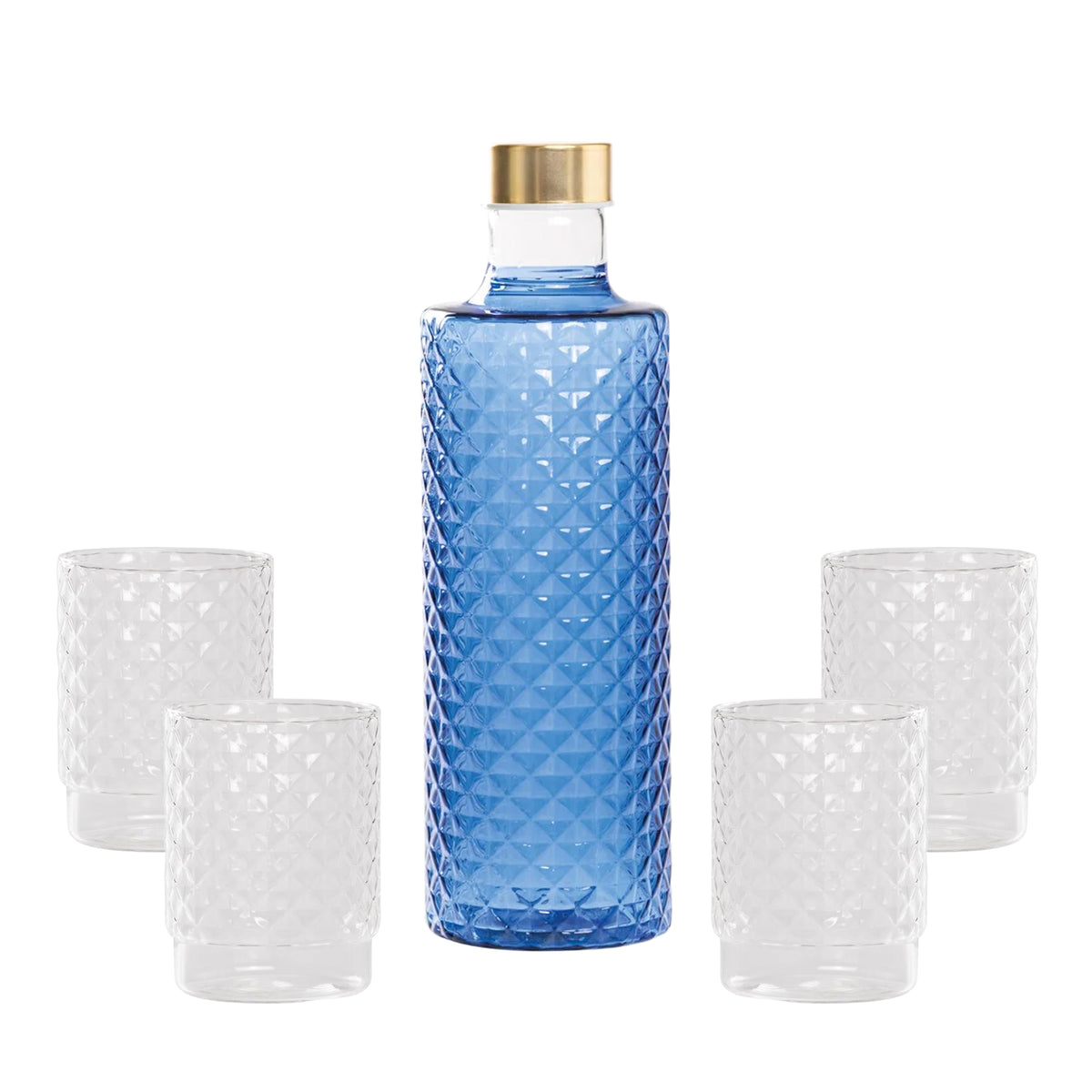 Bottiglia blu con tappo dorato e quattro bicchieri trasparenti, il tutto caratterizzato da un motivo a rombi.