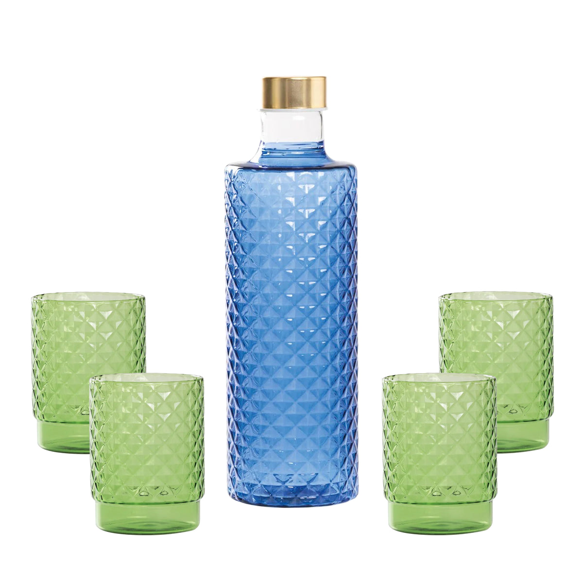 Bottiglia blu con tappo dorato e quattro bicchieri verdi con texture a rilievo, su sfondo bianco.