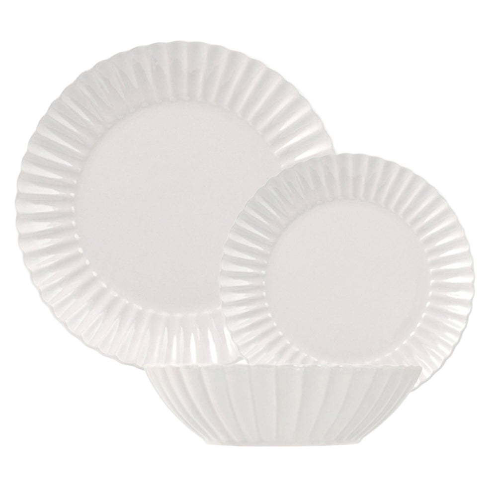 Witte plastic borden en kom in verschillende maten, met golvende randen en geribbelde details, op neutrale achtergrond.