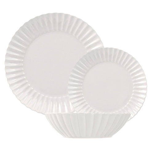 Assiettes et bol blancs en plastique, de différentes tailles, avec bords ondulés et détails rainurés, sur fond neutre.