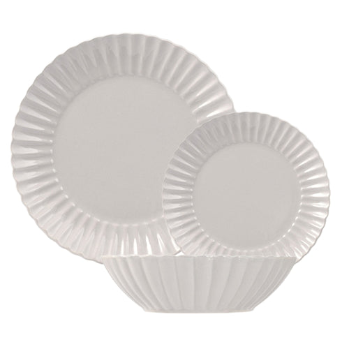 Set d'assiettes blanches en céramique, une ronde et une ovale, avec bords ondulés. Elles présentent différentes tailles et formes.