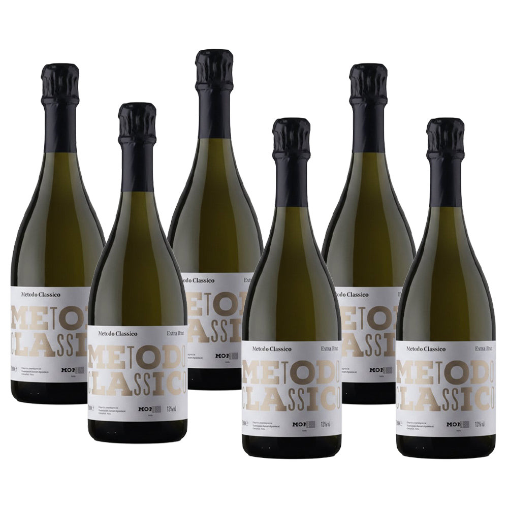 Sei bottiglie di vino spumante, con etichette chiare che riportano "Metodo Classico" ed "Extra Brut", collocate su uno sfondo neutro.
