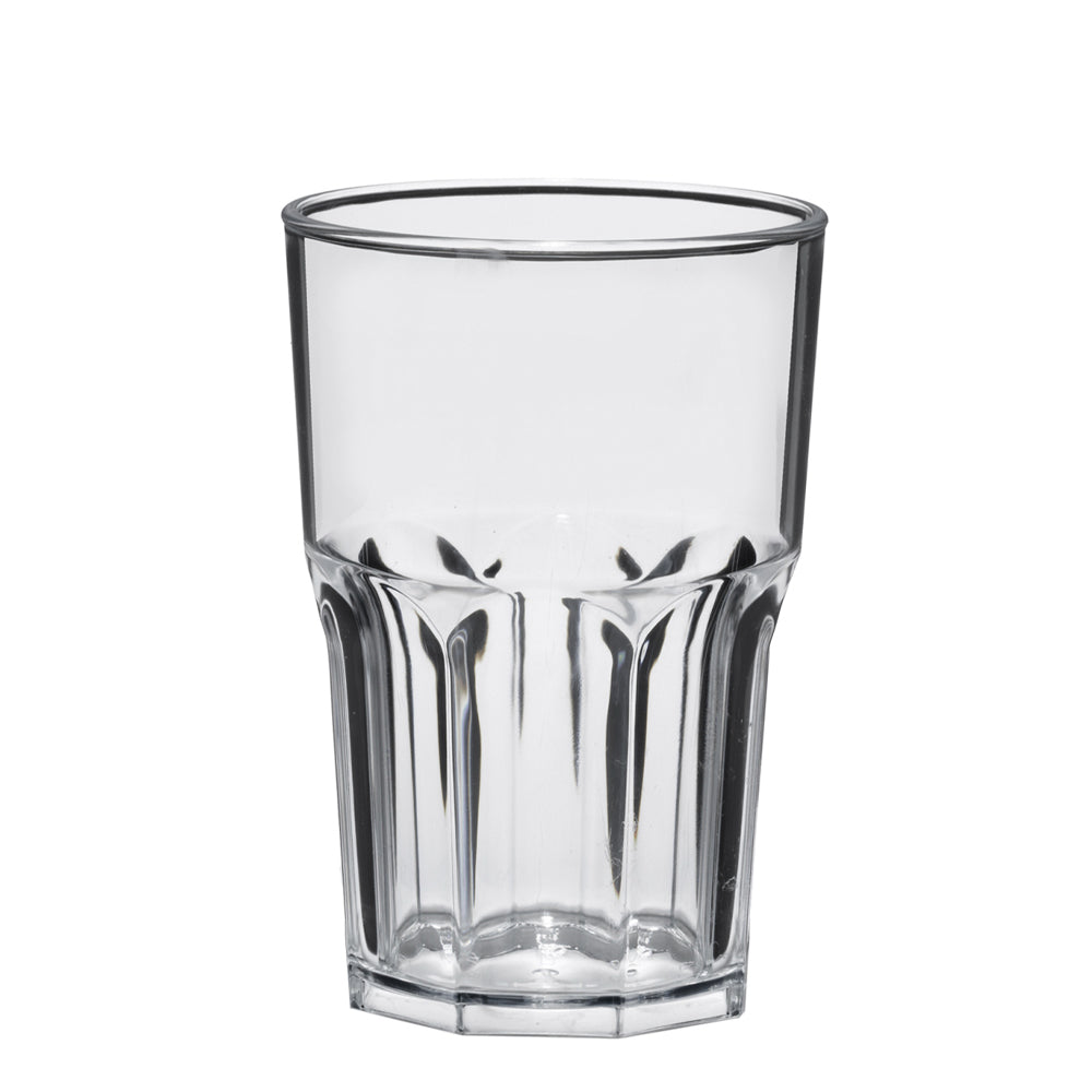 Transparant glas met hexagonale structuur en dikke bodem op witte achtergrond