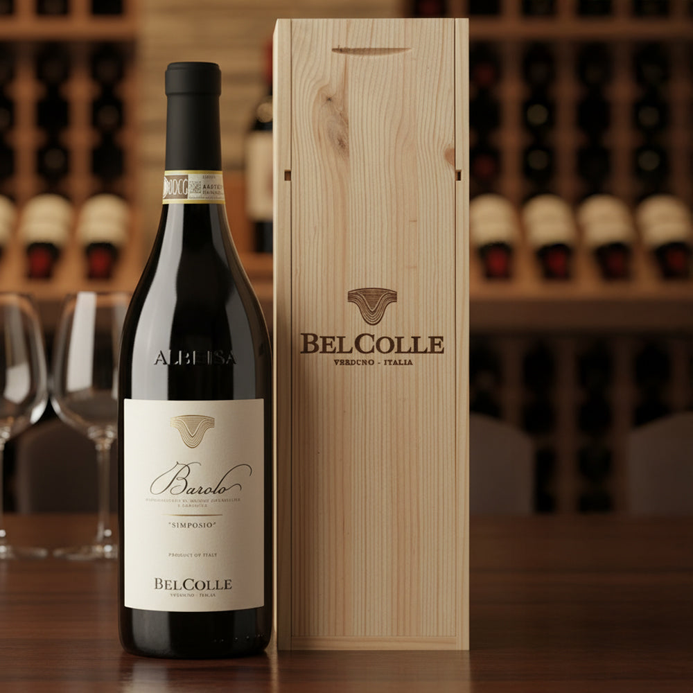 Bouteille de vin rouge Barolo avec étiquette beige et inscriptions noires et dorées à côté d'un écrin en bois clair gravé du logo Belcolle