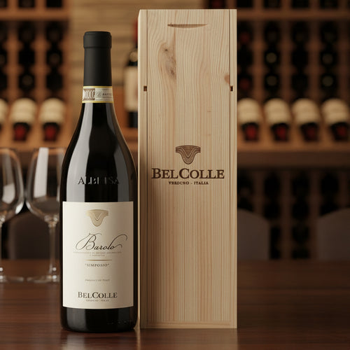 Bouteille de vin rouge Barolo avec étiquette beige et inscriptions noires et dorées à côté d'un écrin en bois clair gravé du logo Belcolle