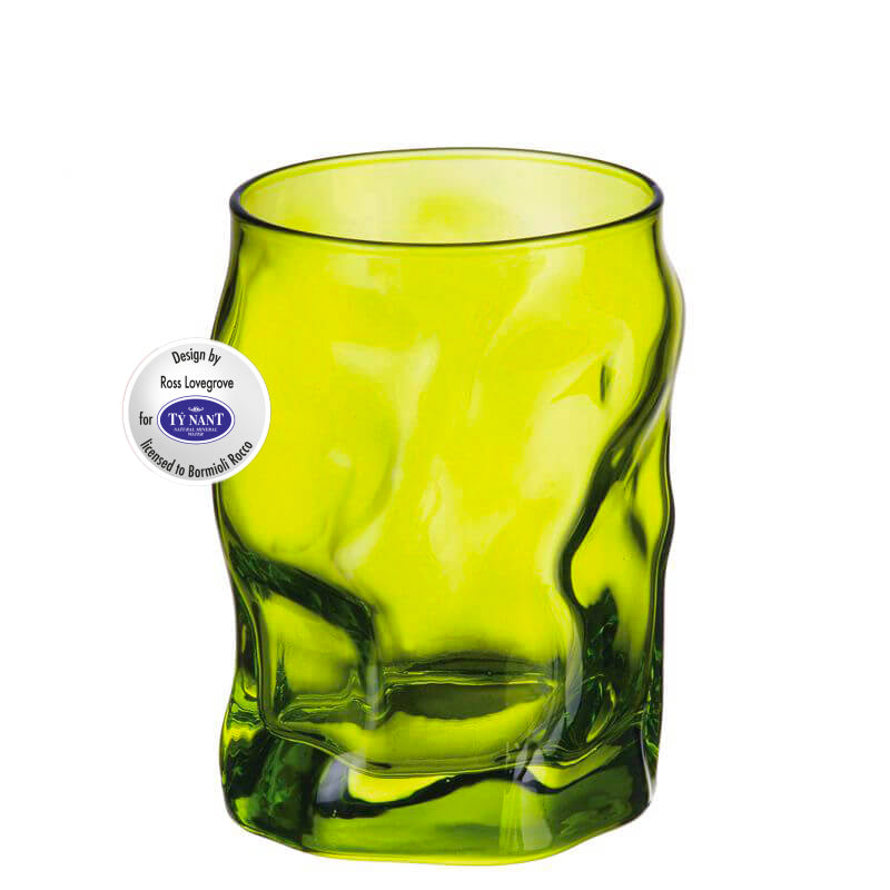 Bicchiere verde trasparente con superficie irregolare e label con scritta Ty Nant, su sfondo bianco.