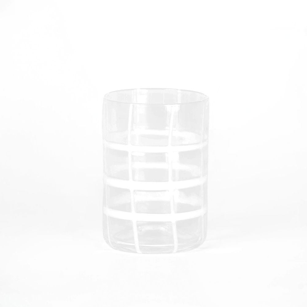 Verre transparent en verre avec dessin en grille blanche sur fond blanc