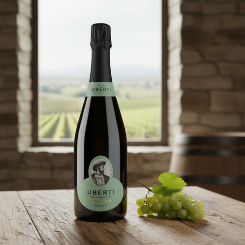 Bottiglia scura di Franciacorta Uberti con etichetta verde chiaro e grappolo d'uva bianca su tavolo di legno in ambiente rustico con finestra e
