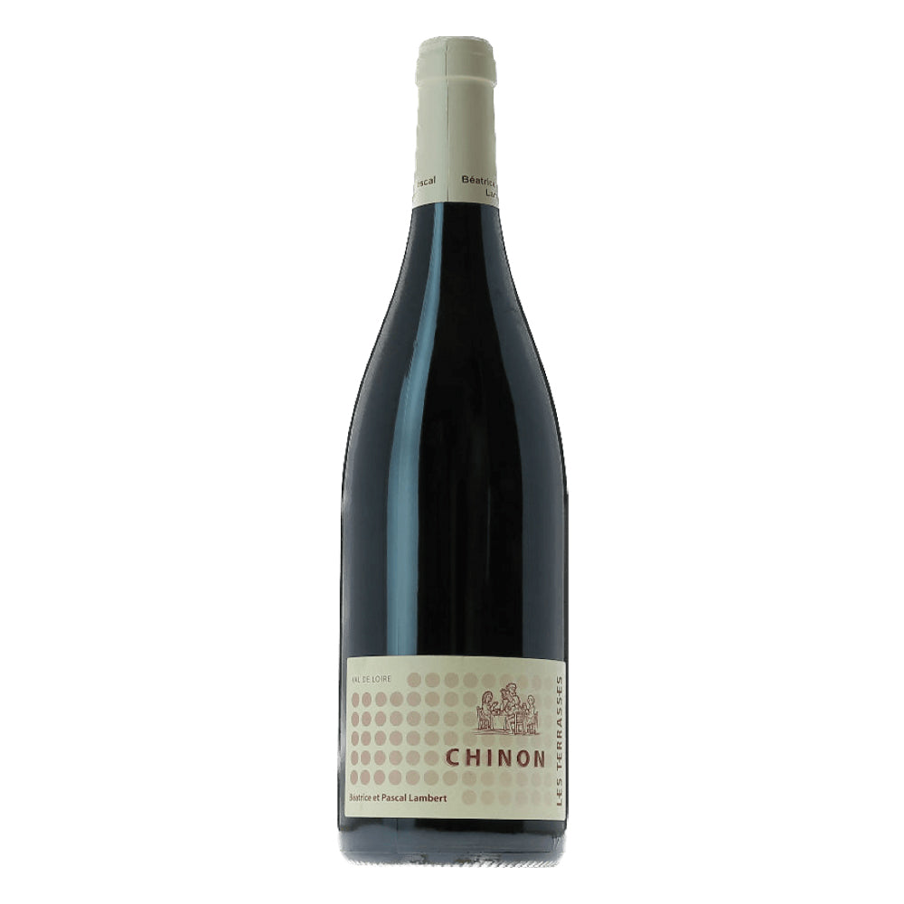 Botella de vino tinto Chinon con etiqueta beige de lunares y tapones blanco crema sobre fondo blanco