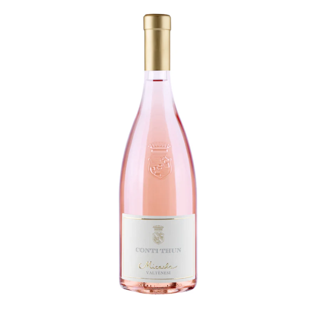 Botella de vidrio rosa transparente con tapón dorado, etiqueta clara con inscripciones "Conti Thun Micaslus Valtènesi" y escudo en relieve.