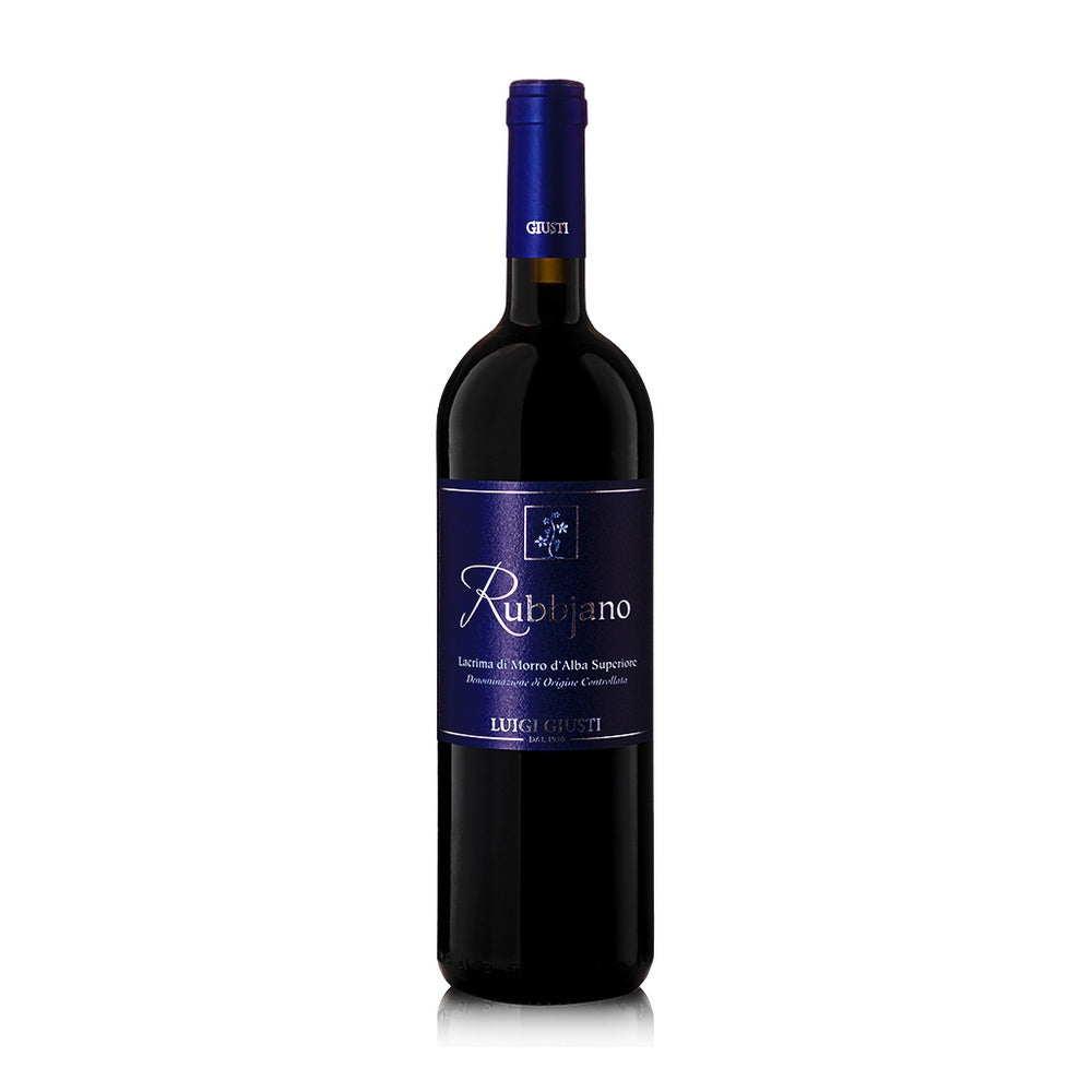 Bouteille de vin rouge avec étiquette bleu foncé et inscriptions blanches, nom Rubjano, fond blanc.