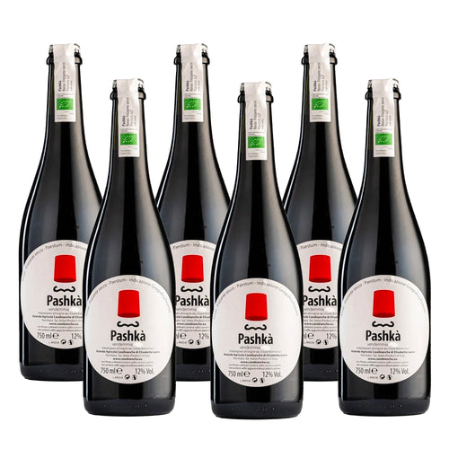 Sei bottiglie di vino Pashkà, nere con etichetta bianca e rossa, su sfondo bianco.